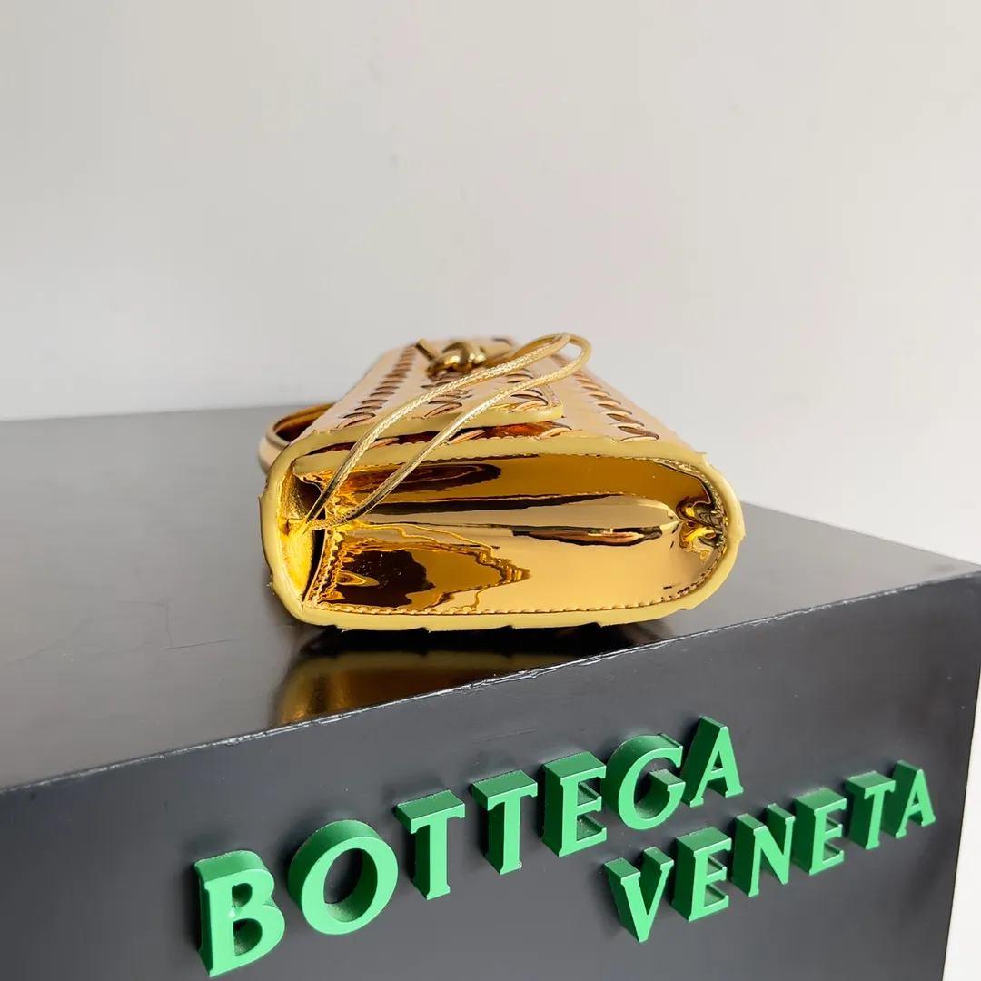 The batch of 1360 BV Andiamo evening handbags has been heavily planted again~ The designer aesthetics in the era of economic downturn are back. I fall in love with it at first sight and can't put it down. It's so beautiful and full of aura. The shape and texture are very competitive. It's light in weight and has sufficient capacity. It's a must-have for fashionistas. It's suitable for many occasions, minimalist, high-end and light luxury. Model No.: 741511 Size: 31*13*3cm